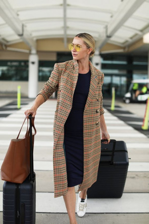 Beige Jackets And Coat, Airport Attires Ideas With Black Dress, Quel Manteau Avec Une Robe Longue