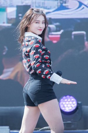 Cute simple girl pic, outfit inspiration nancy momoland hot i'm so hot, bboom bboom, k-pop | I’m so hot,  i'm so hot,  bboom bboom