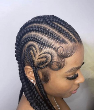 Heart shaped part with knotless braids, outfit inspo cornrow heart braids, hair extension | Box braids,  hair twists,  fulani braids