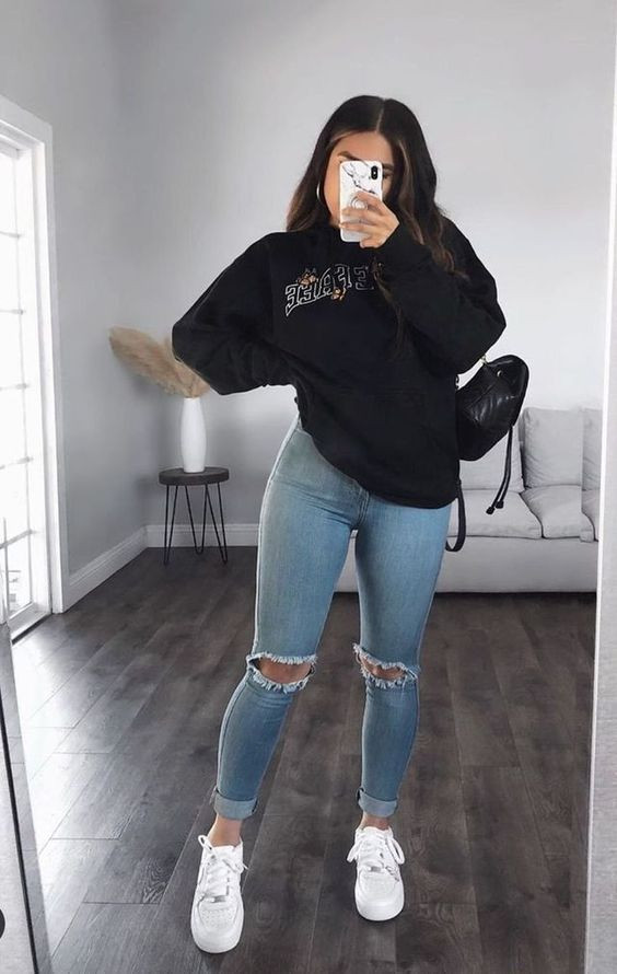 Light Blue Jeans, School Baddie Fashion Ideas With Black Hoodie, Instagram Post Outfit Ideas | Casual wear
