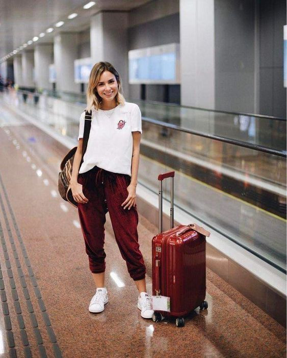 White T-shirt, Airport Wardrobe Ideas With Red Trouser, Aerolook Feminino Verão | Luggage and bags