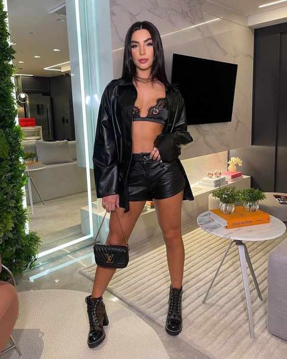 Baddie Concert Outfit Trends With Black Biker Jacket, Looks Gabriela Versiani | Combat boot