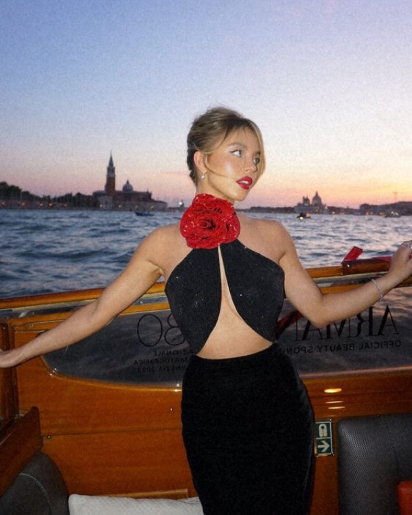 She's totally bella in black, rocking that stunning boat ride look in Venice!