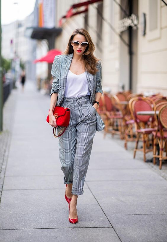 Combinar pantalon gris mujer, business attire