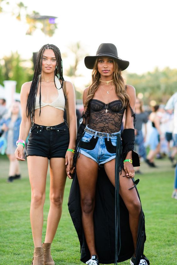 Coachella Fashion Ideas With Dark Blue And Navy Jeans, Jasmine Tookes Coachella 2017 | Sun hat, jean short, jasmine tookes, music festival, bonnaroo music and arts festival, coachella valley music and arts festival