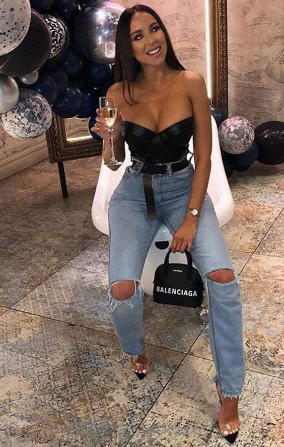 Lookbook fashion clubbing outfit jeans, black top