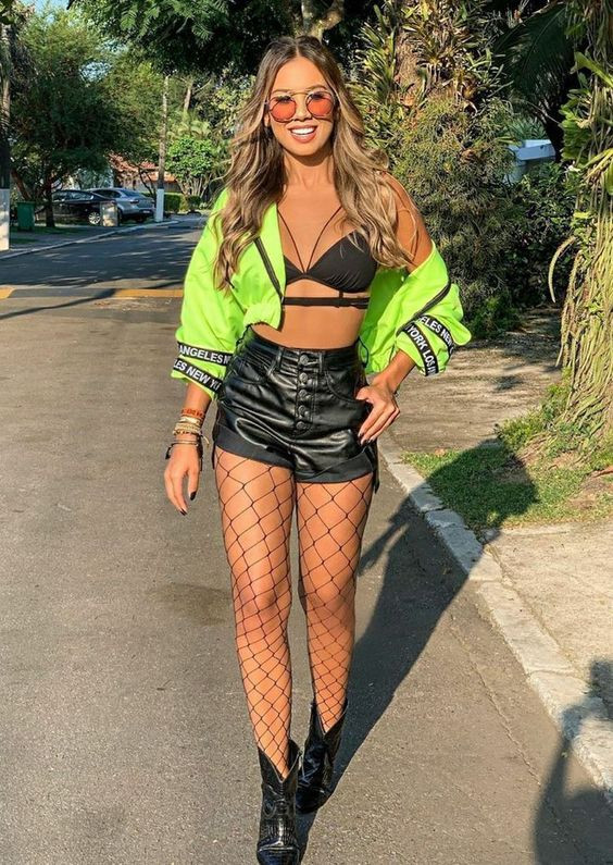 Green Shirt, Coachella Fashion Ideas With Black Shorts, Outfit Techno Fest 2022 | Rock in rio, music festival, pandora y flans, arena monterrey, electronic dance music