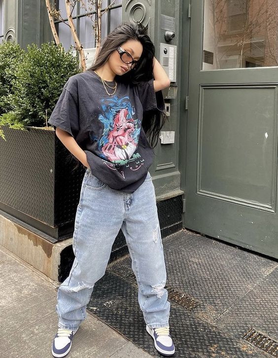 She nails tomboy look in a unicorn tee with comfy light-wash jeans!