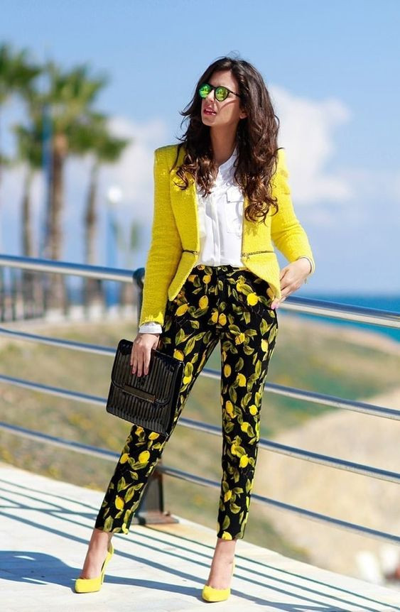 Casual outfit en amarillo, business casual