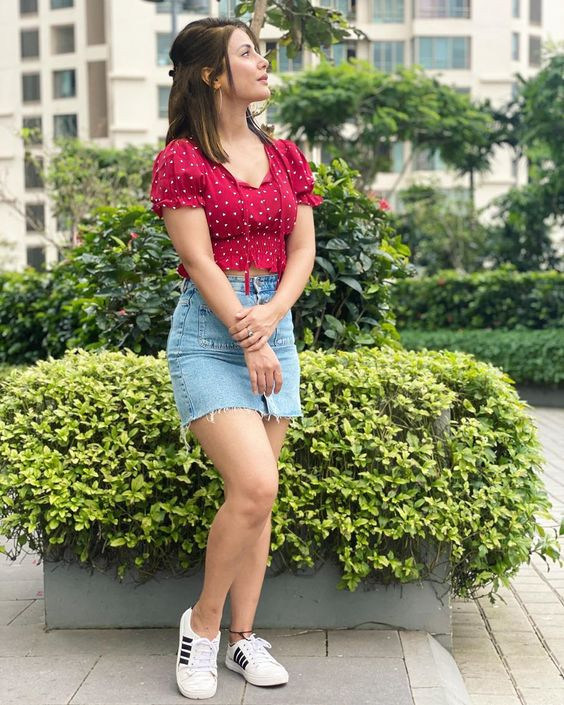 Skirt Outfits With Red Casual Mini Pencil And Straight Blouse Dress, Denim Skirt | Hina khan, red floral kaftan