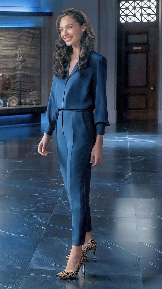 Gal gadot outfits wonder woman, fashionable business attire