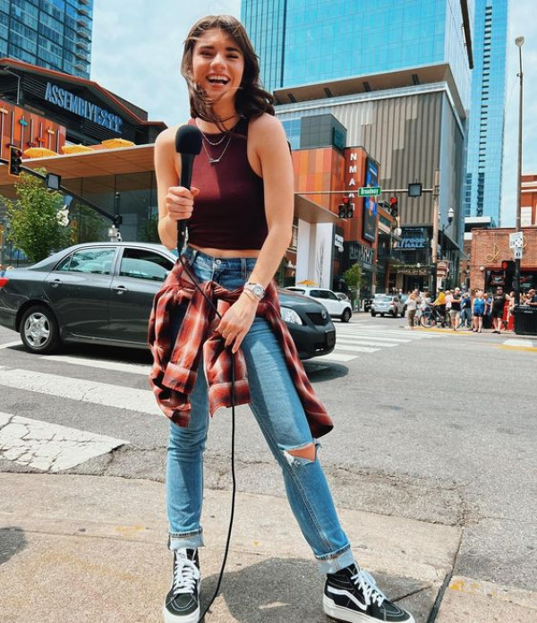 Mic in hand, style on point! Her sexy street interview look is on fire, all while keeping it casual and cool