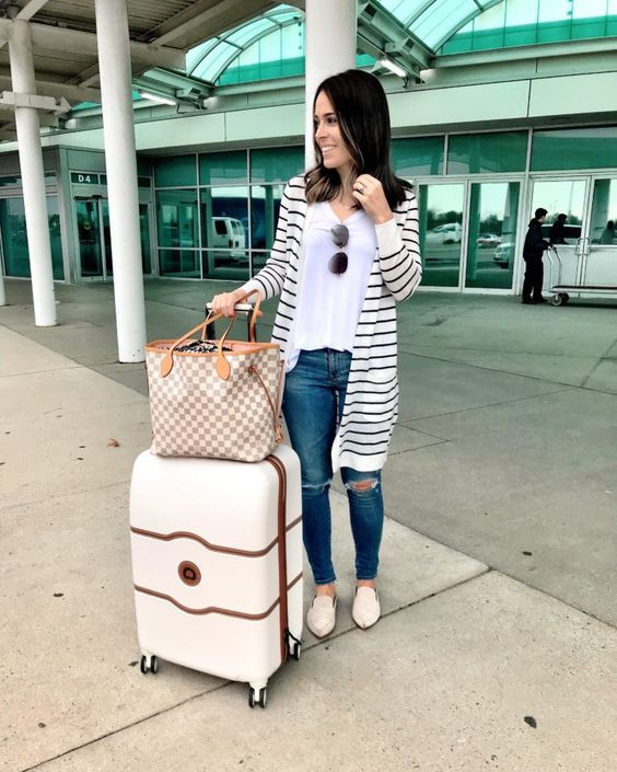White Top, Airport Outfits Ideas With Dark Blue Jeans, Roupa Ideal Para Viajar De Avião | Luggage and bags