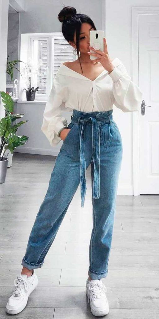 Light Blue High Waisted Jeans, Jeans Outfit Ideas With White Top, Calças Que Estão Na Moda | Cargo pants, dress sneakers