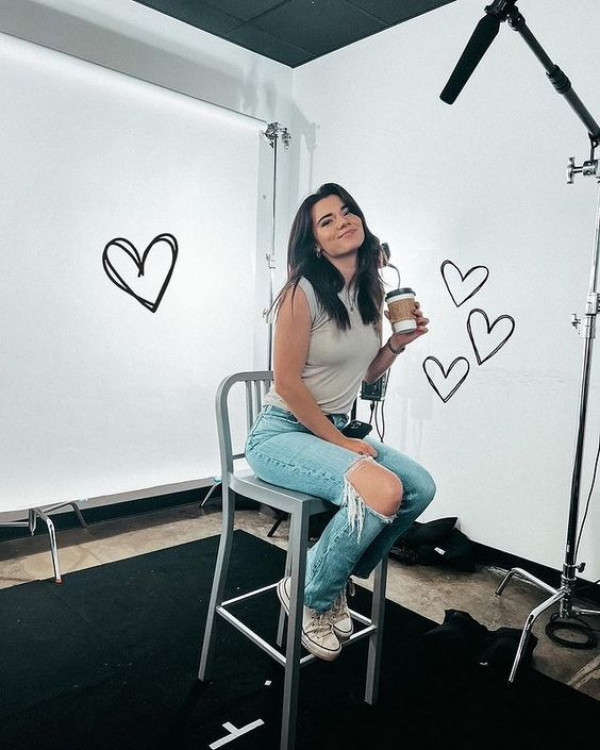 She's photoshoot ready and looking stunning, even with coffee in hand!