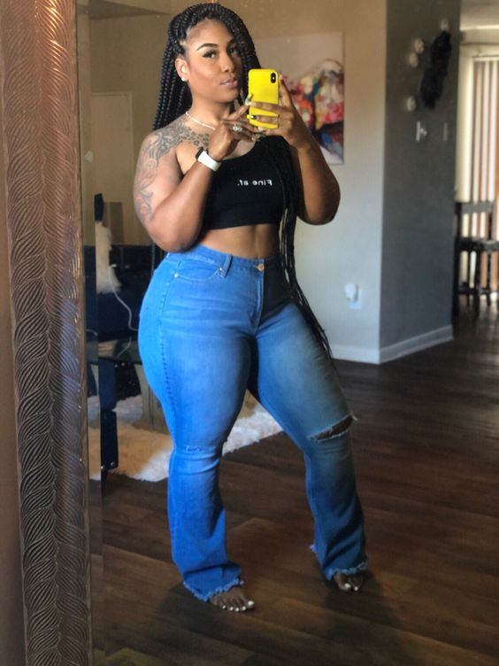 Black curvy girl outfit ideas you should try with jeans, denim
