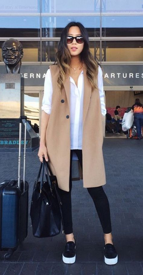 Beige Suit Jackets And Tuxedo, Airport Outfits Ideas With Black Jeans, Outfit Con Blazer Sin Manga | Casual wear, sleeveless shirt