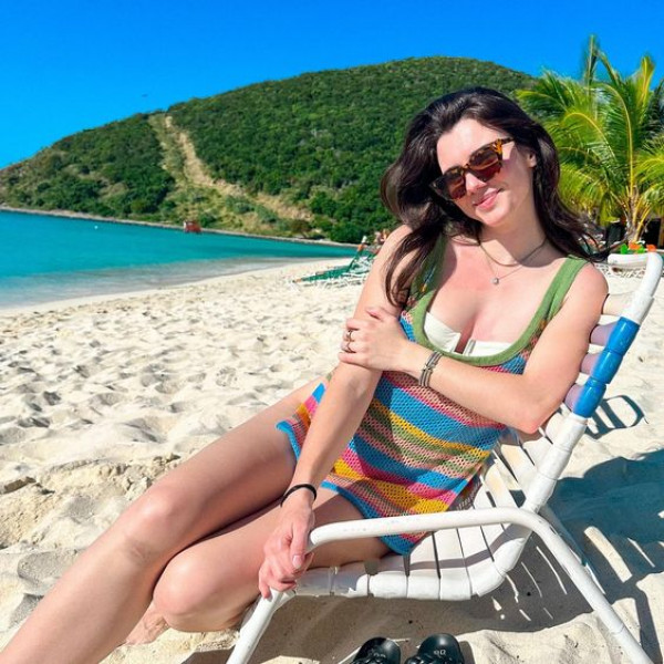 Brett Cooper is hot while relaxing in her multicolor beachwear!