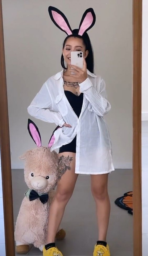 Capturing mirror selfie magic, Bella Poarch's feet catch the eye with yellow kicks and a touch of bunny vibes